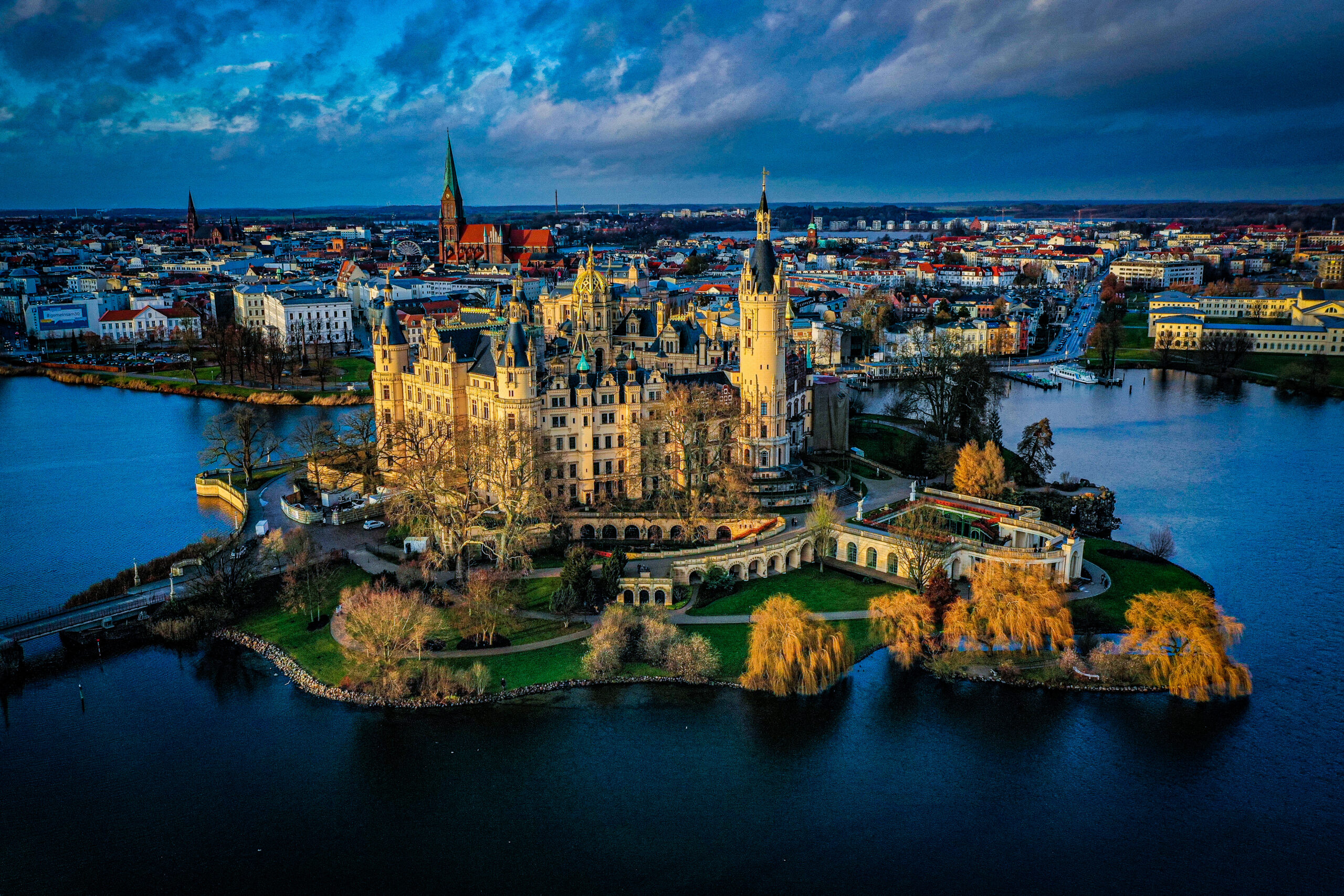 Schwerin von oben 6 a castle surrounded by water