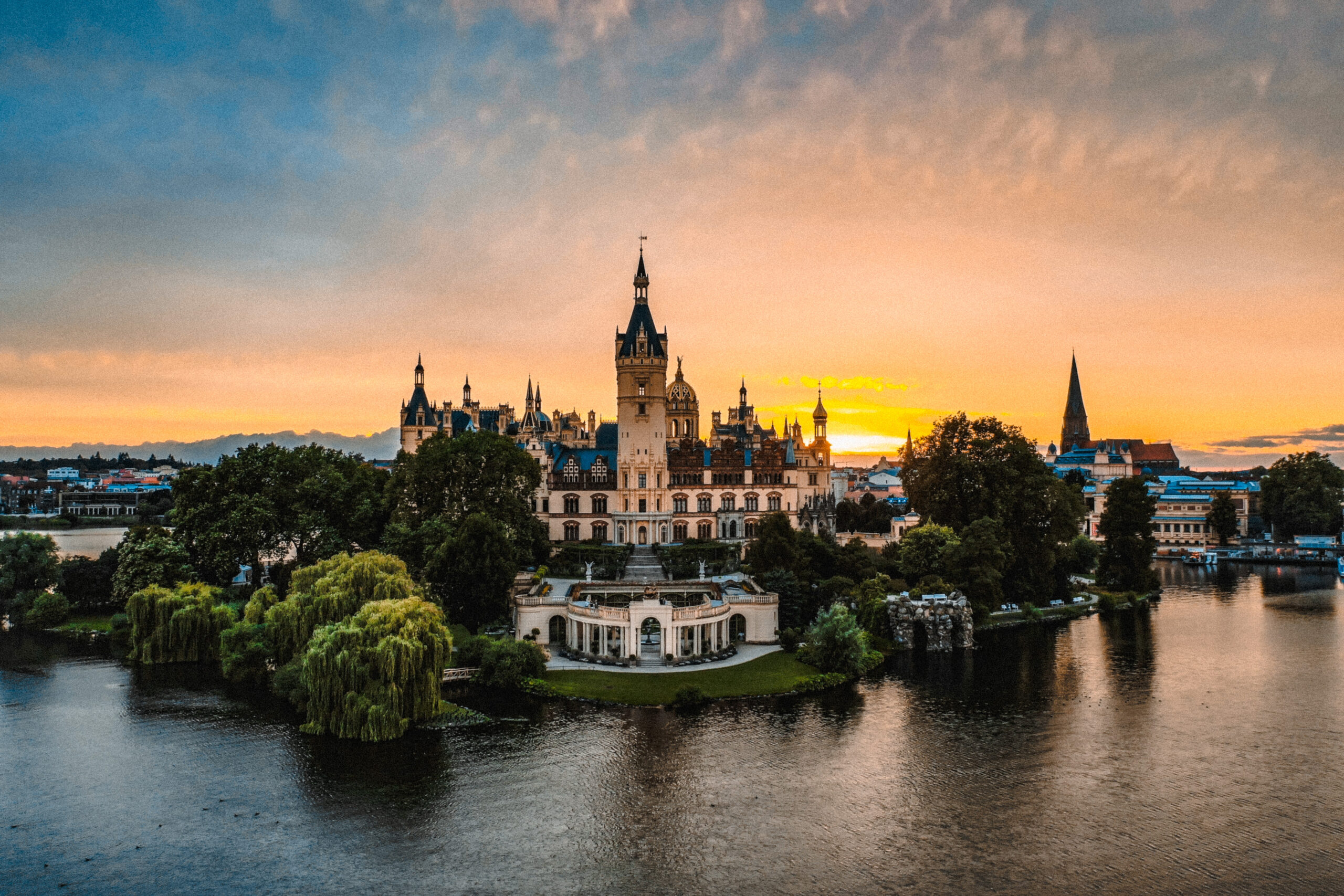Schwerin von oben 3 a large castle with a body of water