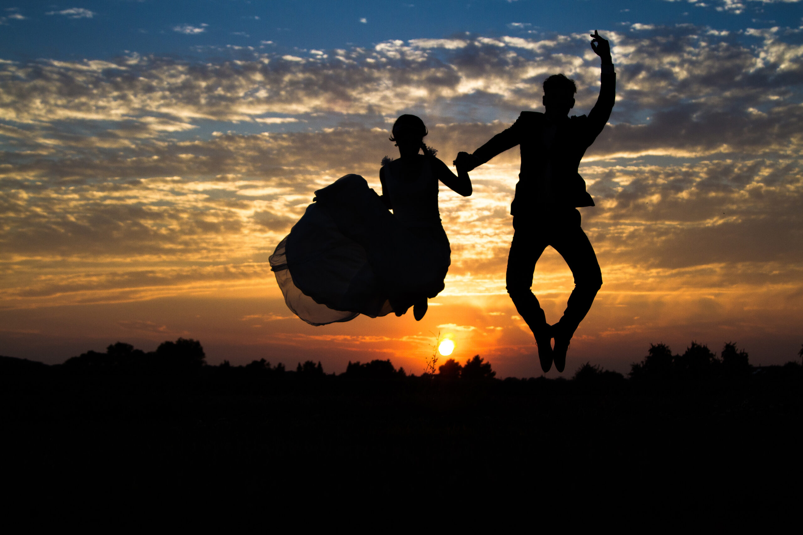 unbenannte-Fotosession-2160 silhouette of a man and woman jumping in the air
