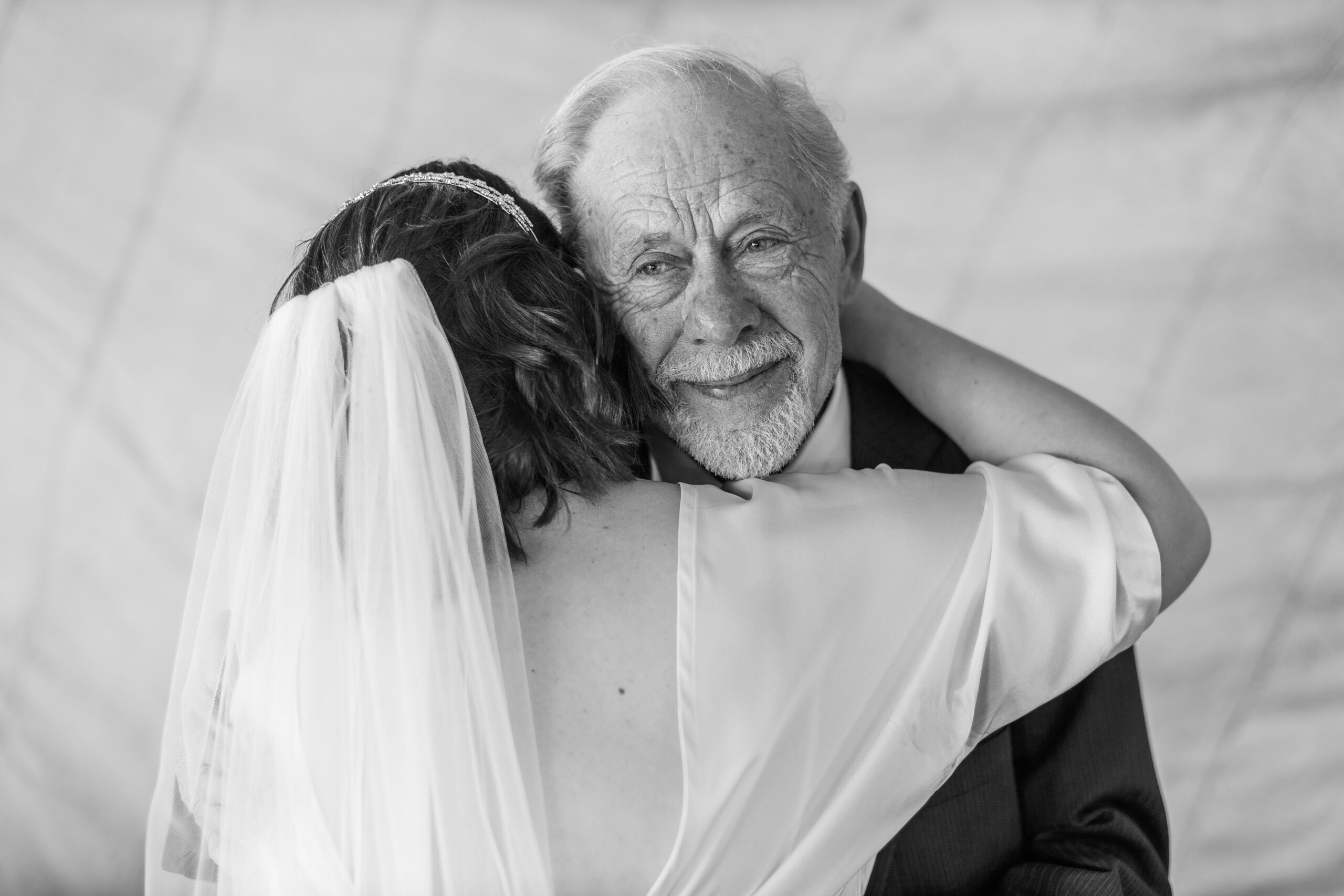 Berührung-emotionale Verbindung-Ruhe Emotionale Umarmung zwischen Braut und Familienmitglied – Nähe und Vertrauen