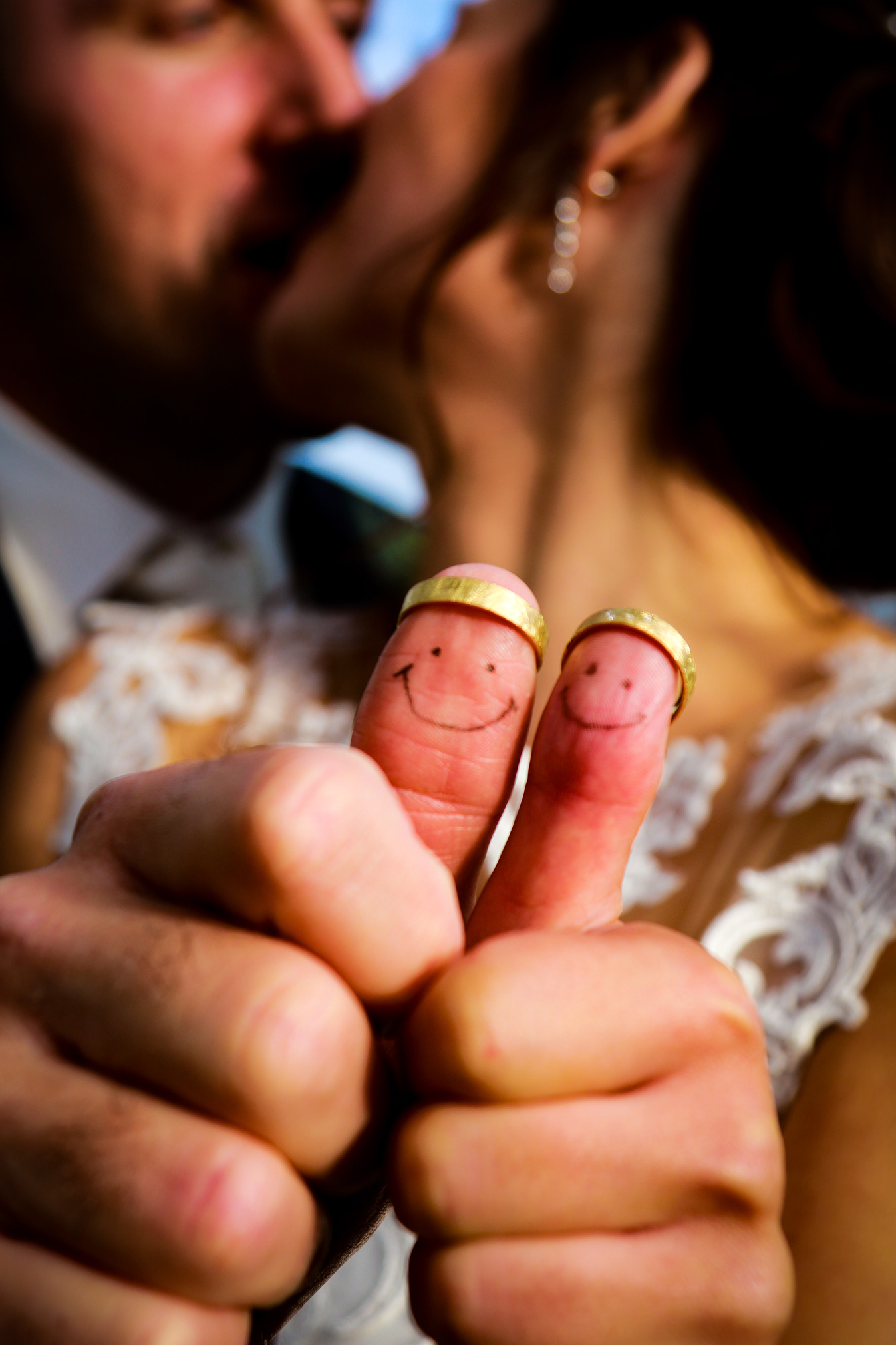 5B6A1411 kreatives Ringfoto eines Hochzeitspaar