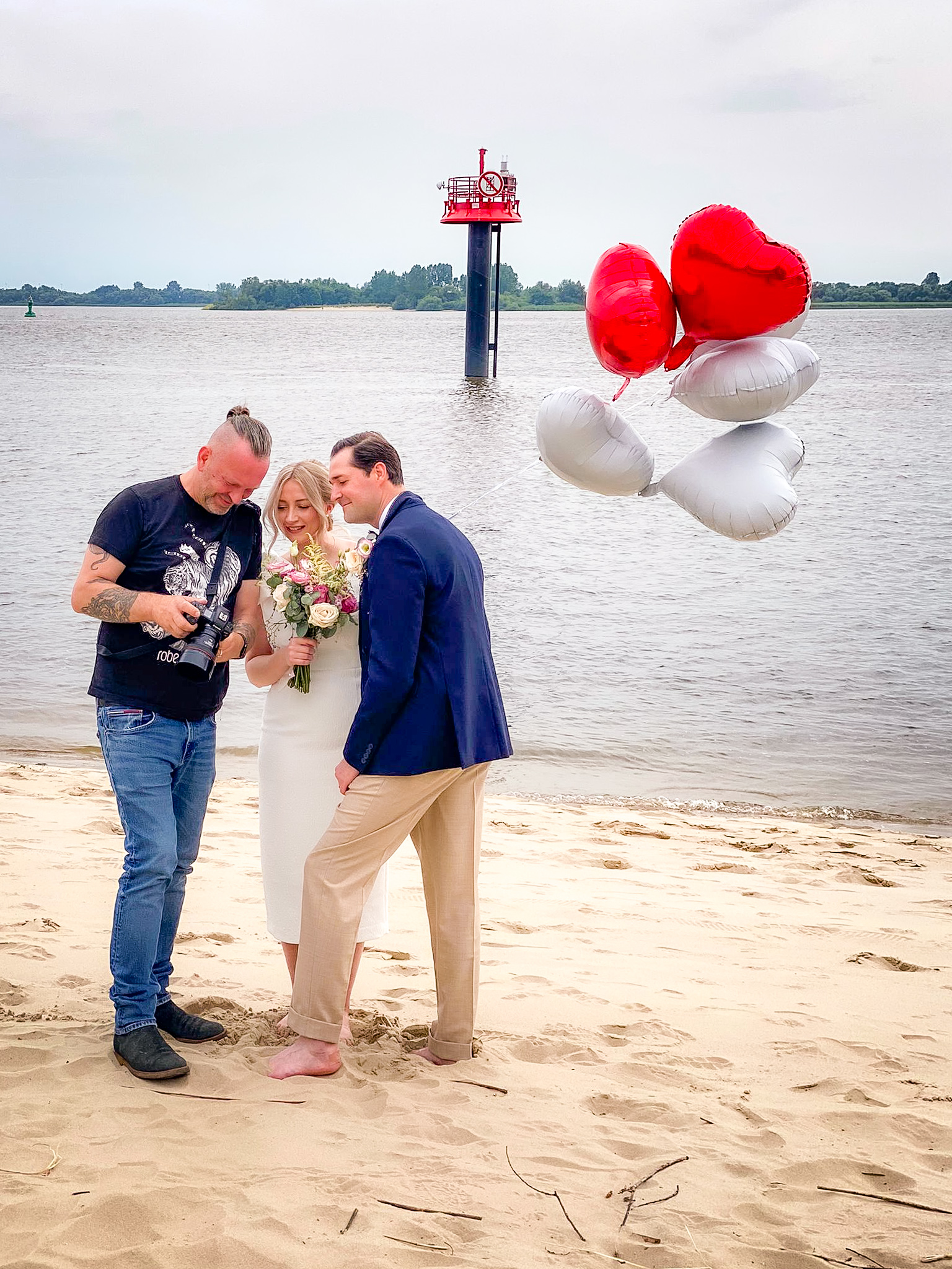 7723078b-81f6-4e1a-b762-eb761a0c9738 Fotograf Brian Lorenzo an der Elbe mit Brautpaar