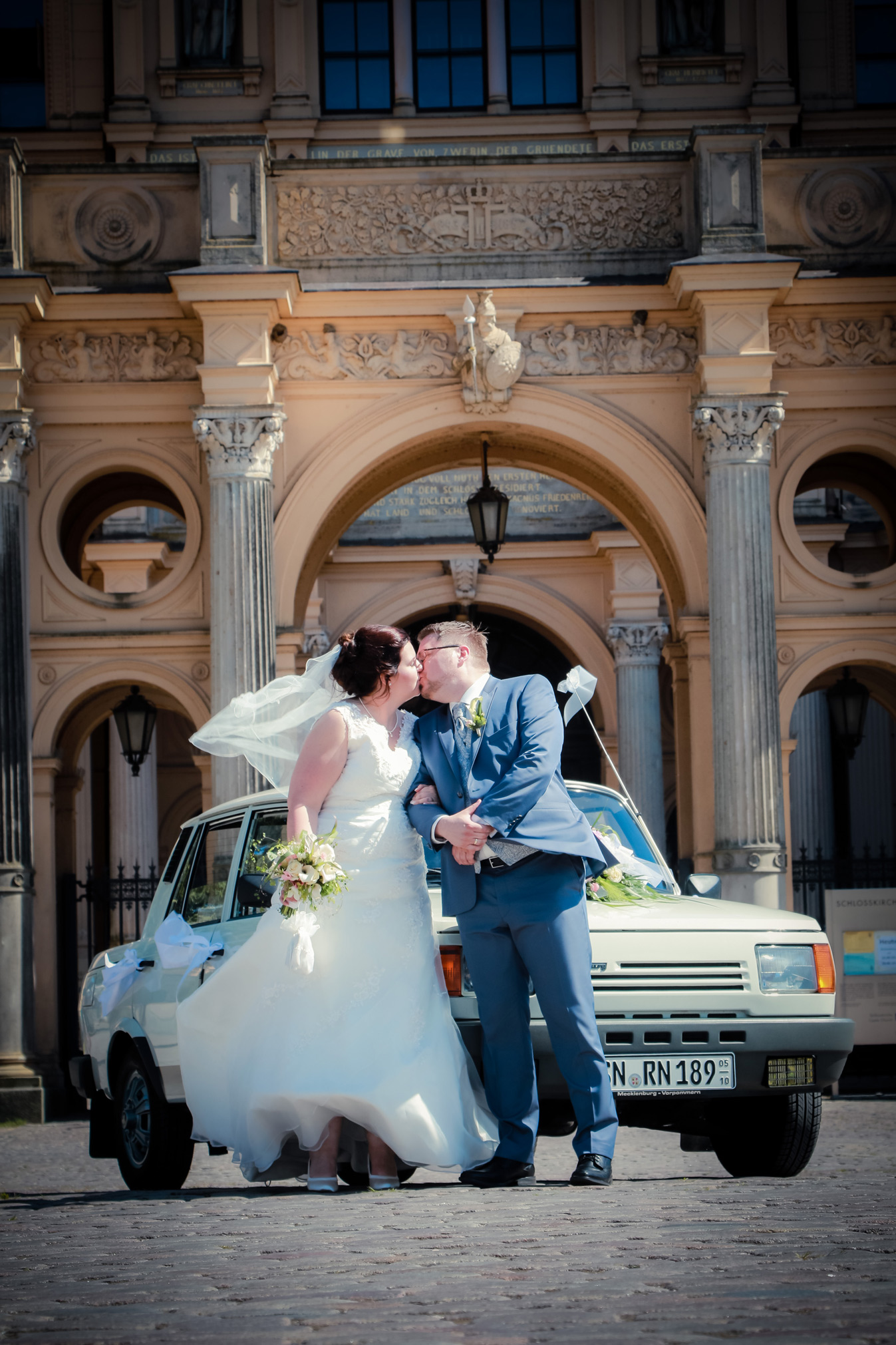 5B6A0033 Hochzeitspaar mit Wartburg vor dem Schweriner Schloss