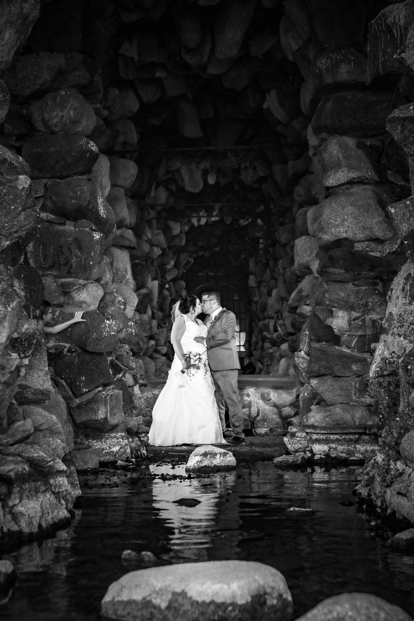 5B6A0121 Hochzeitspaar küsst sich in der Grotte des Schweriner Schloss und freut sich auf alle Gäste, denen sie einen Einlaung gesendet hat