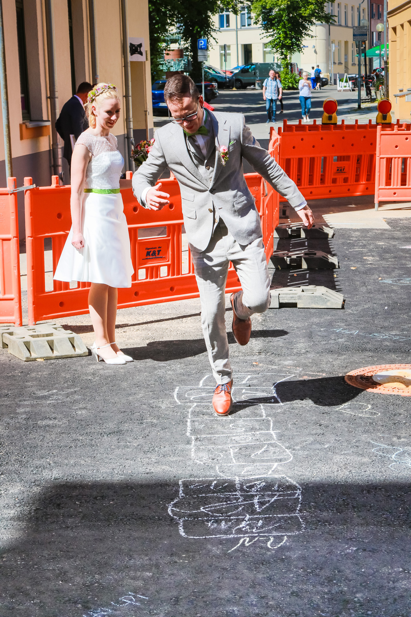5B6A8850 Brautpaar spielt Kinderspiele