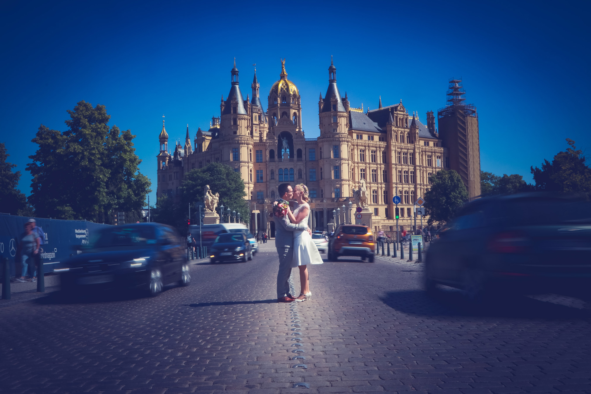 5B6A9066 Hochzeitspaar vor dem Schweriner Schloss
