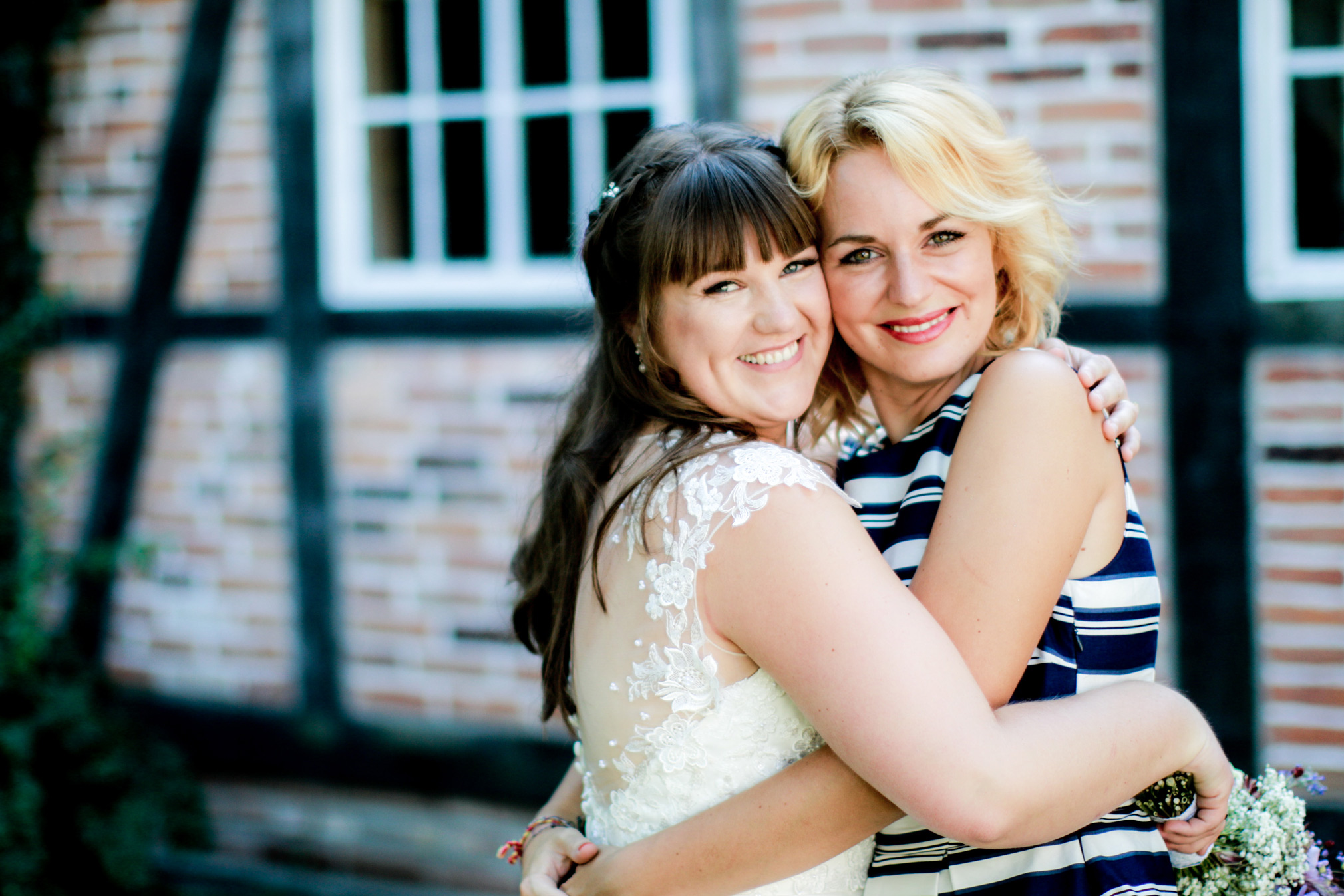 5B6A0025 Urheberrecht und Hochzeit<br />
on wedding two women hugging each other Hochzeitsfotos teilen