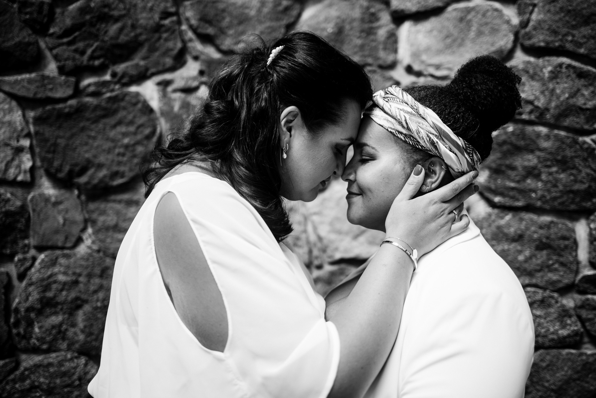 _54A0267 two women touching their heads Elopement Fotografie Wedding