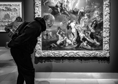Mann betrachtet Bild in einer Ausstellung im Städele Museum