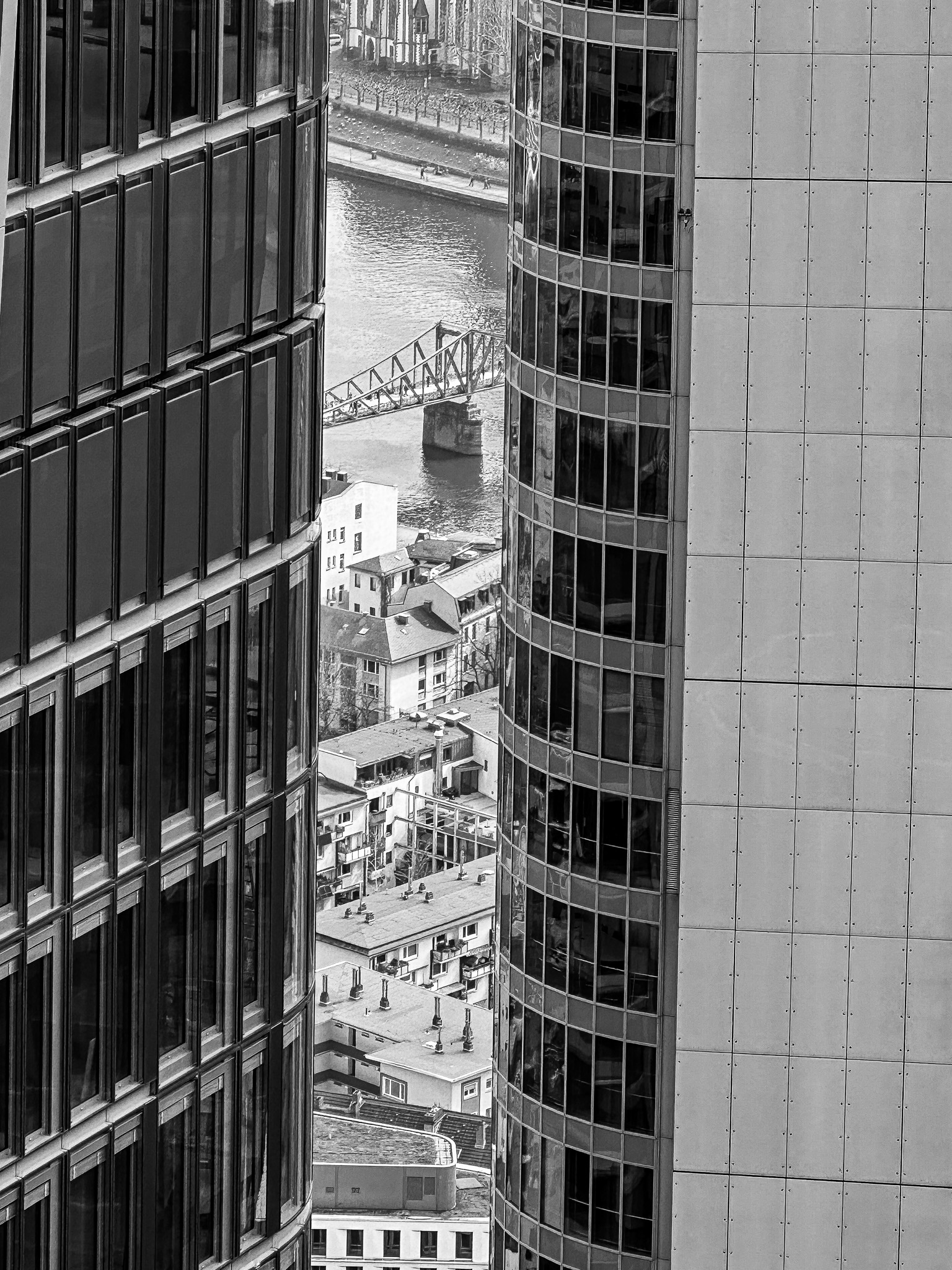 Frankfurt_4492 Blick vom Maintower auf den Eiseren Steg über den Main in Frankfurt