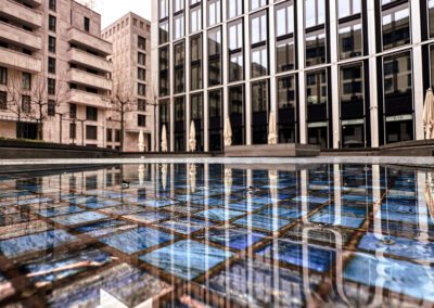 Spiegelung in einem Brunnen in Frankfurt