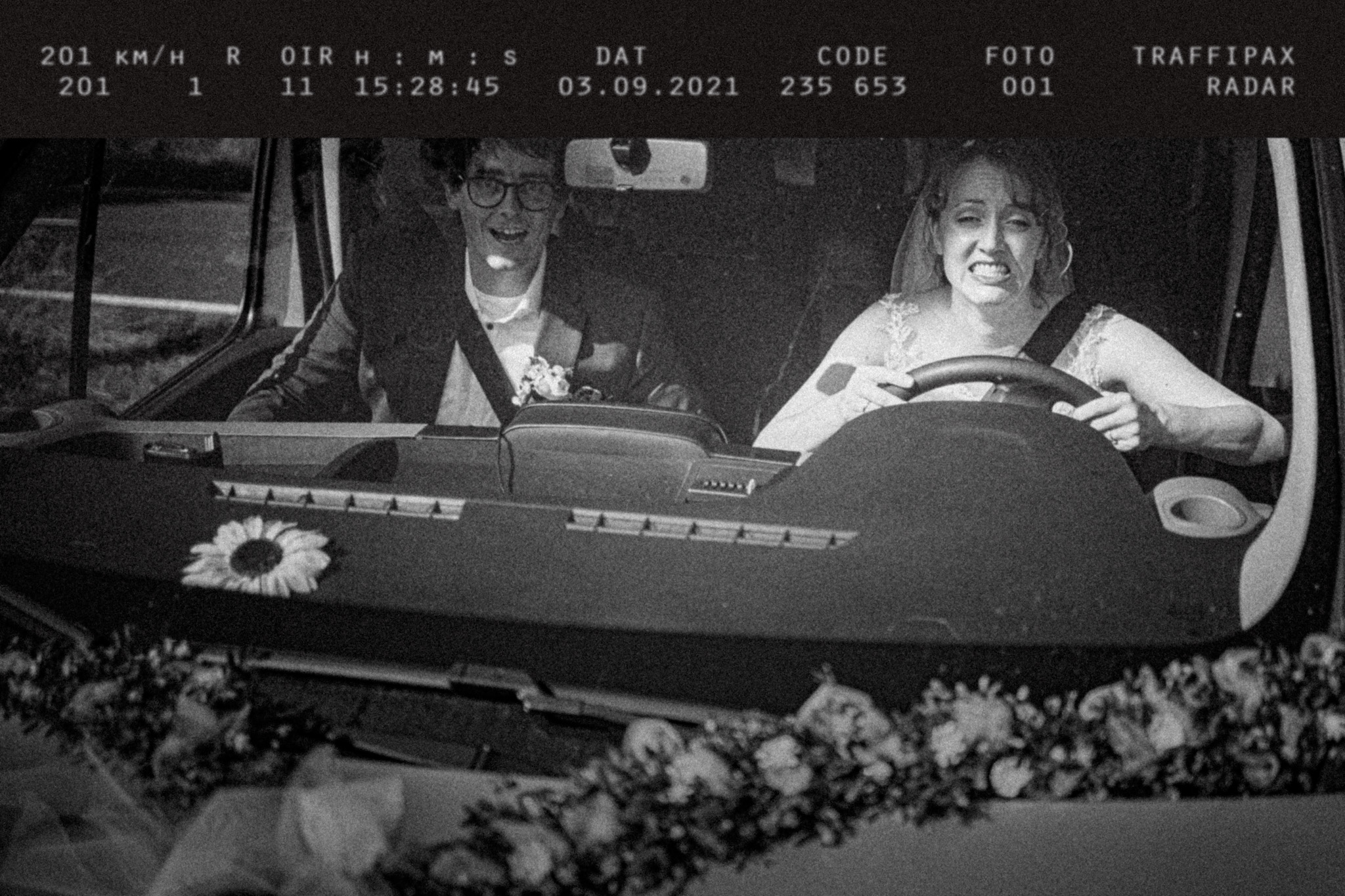 _54A3465-Bearbeitet Kreatives Hochzeitsbild als Radarfoto – Brautpaar rast im geschmückten Auto