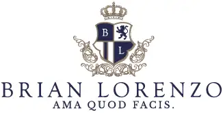 Die dunkle Version des Logos von Fotograf Brian Lorenzo aus Schwerin. Es zeigt ein Wappen mit den Initialen BL und den lateinischen Leitspruch 'Ama Quod Facis' (Liebe, was du tust) auf beigem Hintergrund.