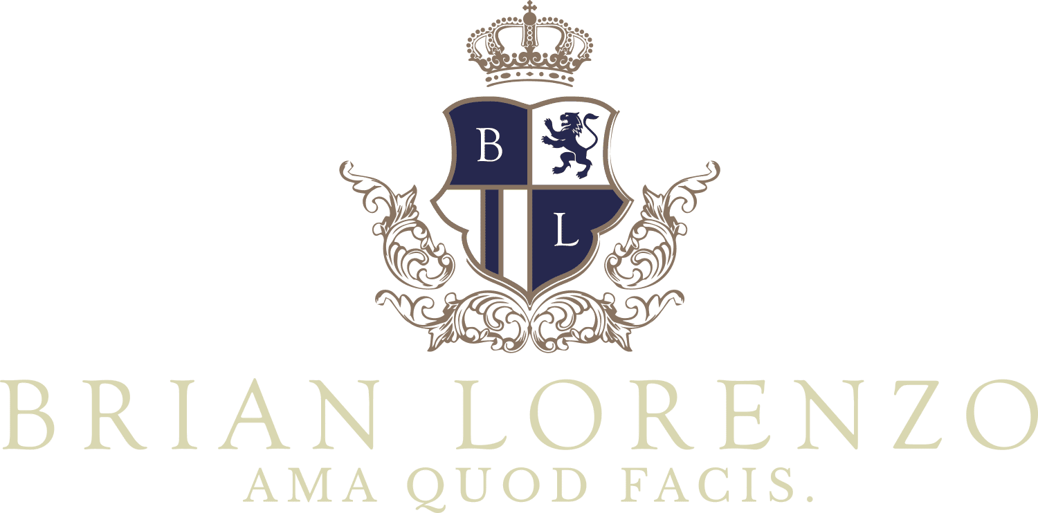Das Logo des Fotografen Brian Lorenzo. Es zeigt ein Wappen mit den Initialen BL und den lateinischen Leitspruch 'Ama Quod Facis' (Liebe, was du tust).