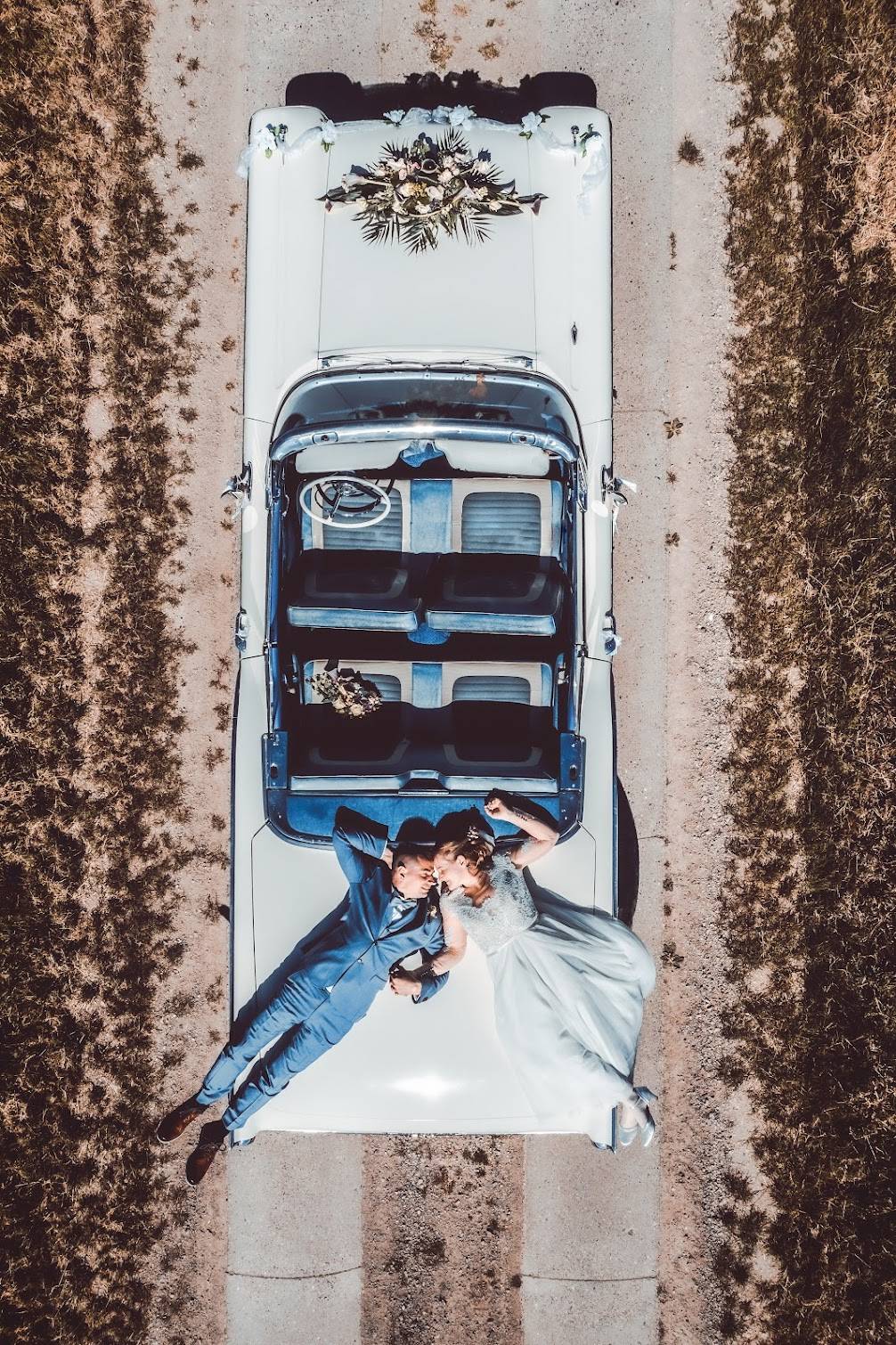 DJI_0482-2 Kopie Hochzeitspaar auf einem Oldtimer mit Drohne fotografiert