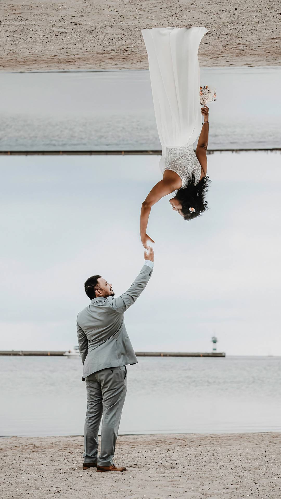 Hochzeitspaar in Travemünde mir einzigartigen Look