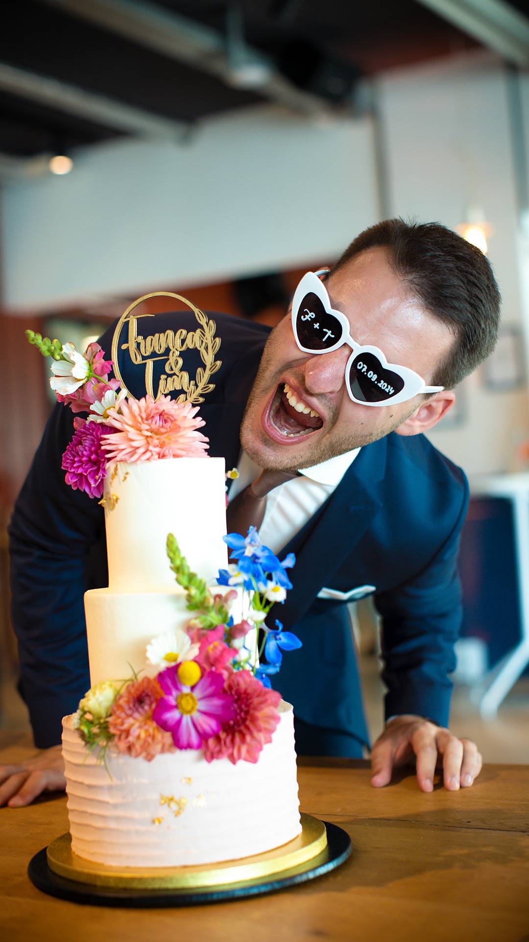 Trauzeuge versucht in die Hochzeitstorte zu beissen