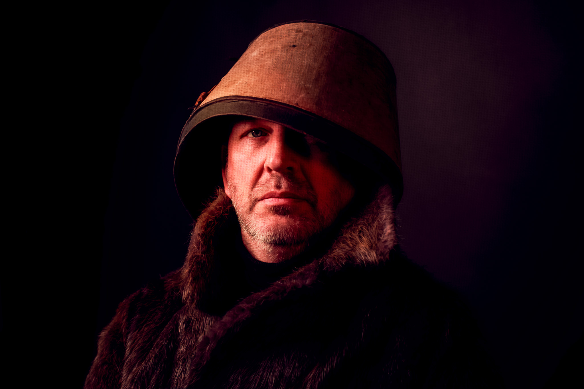 Tutorial: Verwandle dein Selfie in ein Rembrandt-Meisterwerk 4 Bearbeitetes Porträt im Rembrandt-Stil: Mann mit Pelzmantel und Hut in dramatischem Low-Key Licht, malerische Textur und warme Farbtöne.