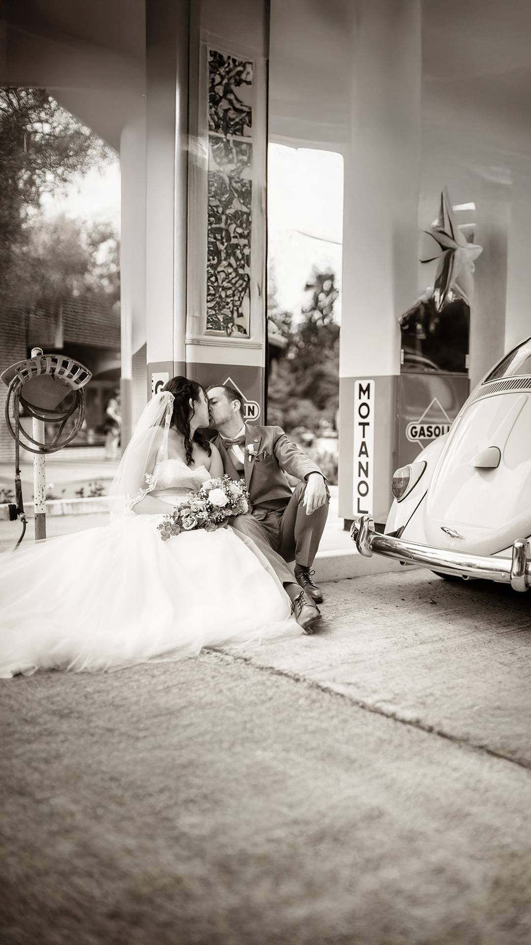 Vintage Hochzeit, Brautpaar an einer alten Tankstelle