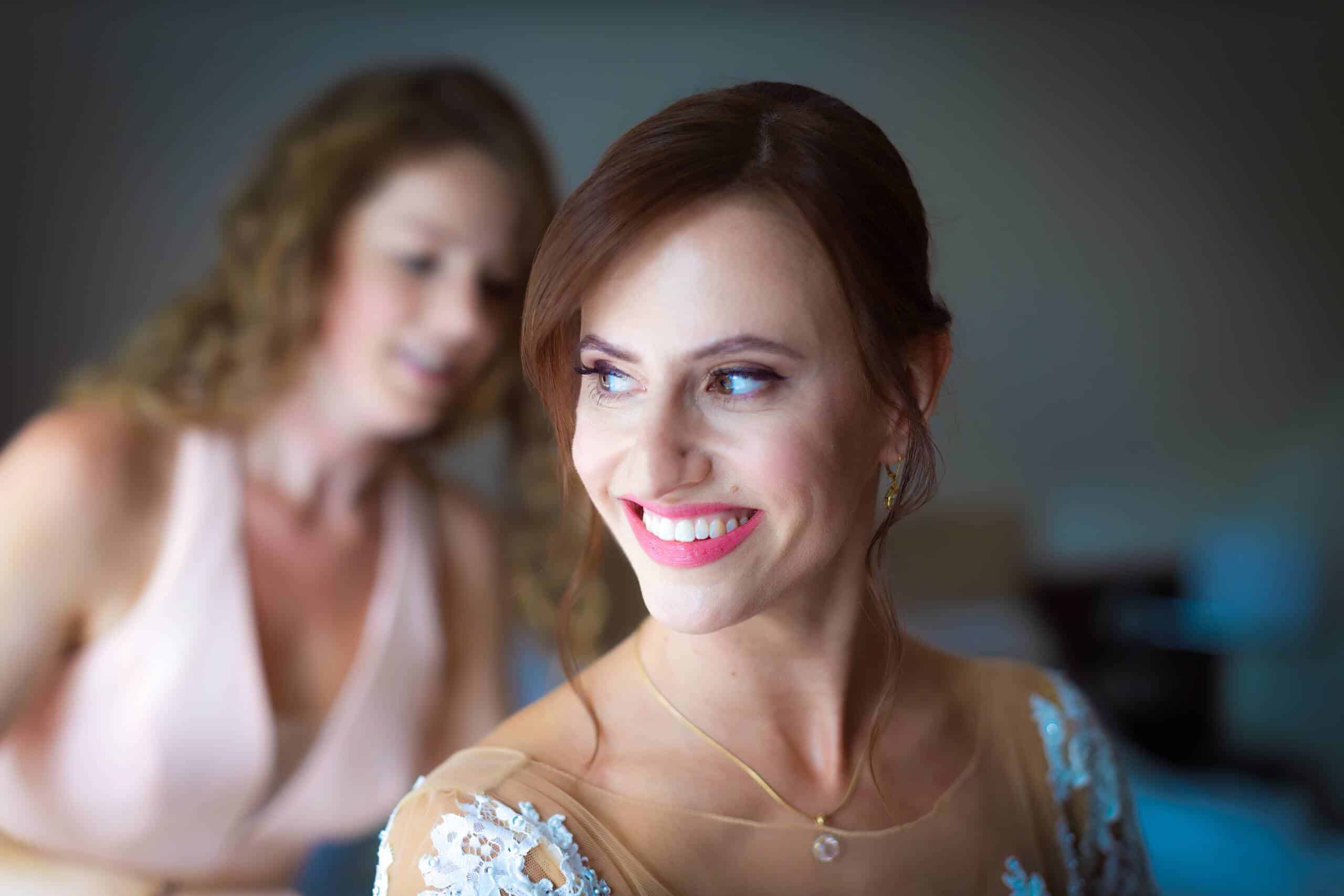 getting ready portraet strahlende braut scaled