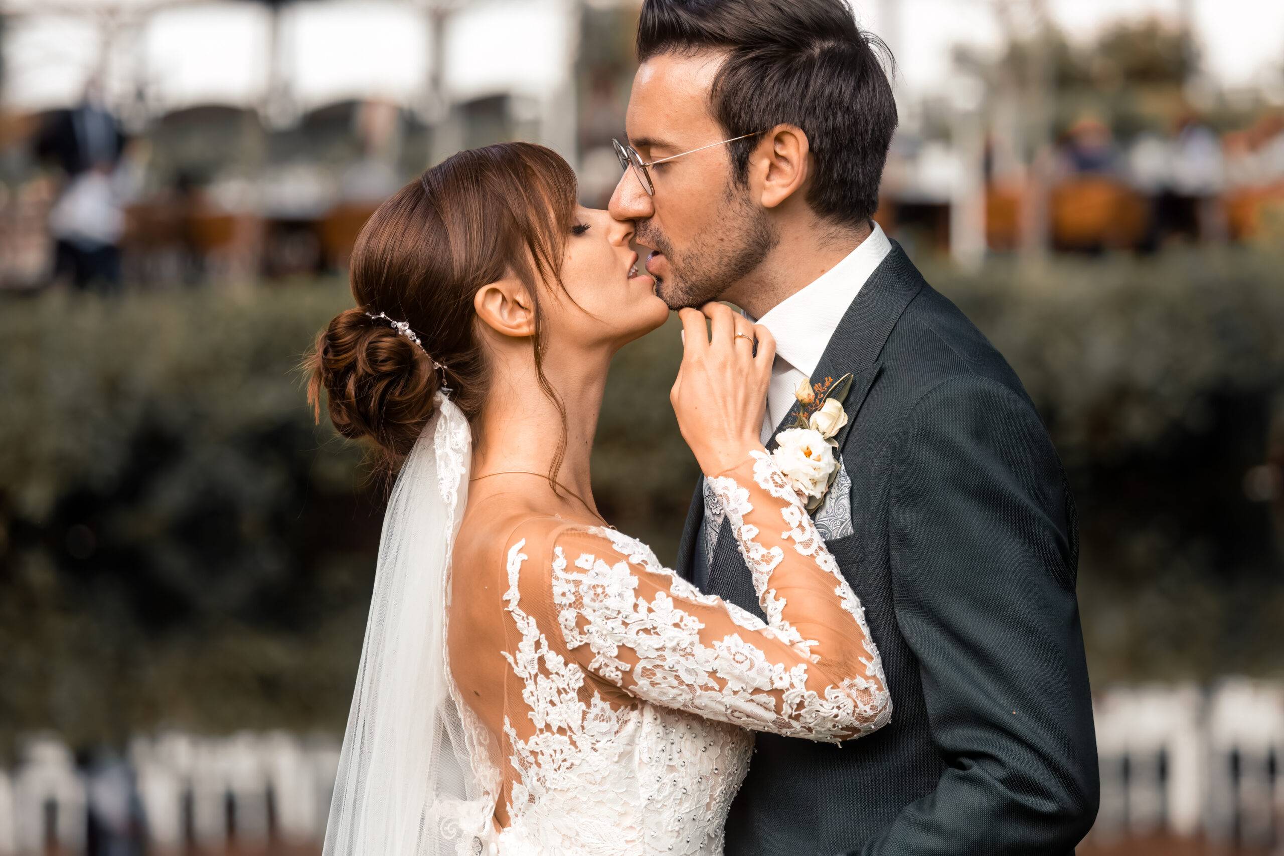 inniger kuss brautpaar nahaufnahme hochzeit scaled Innige Nahaufnahme eines küssenden Brautpaares. Dokumentarischer Stil, der tiefe Emotion und die ungestellte, echte Verbindung zwischen dem Paar festhält