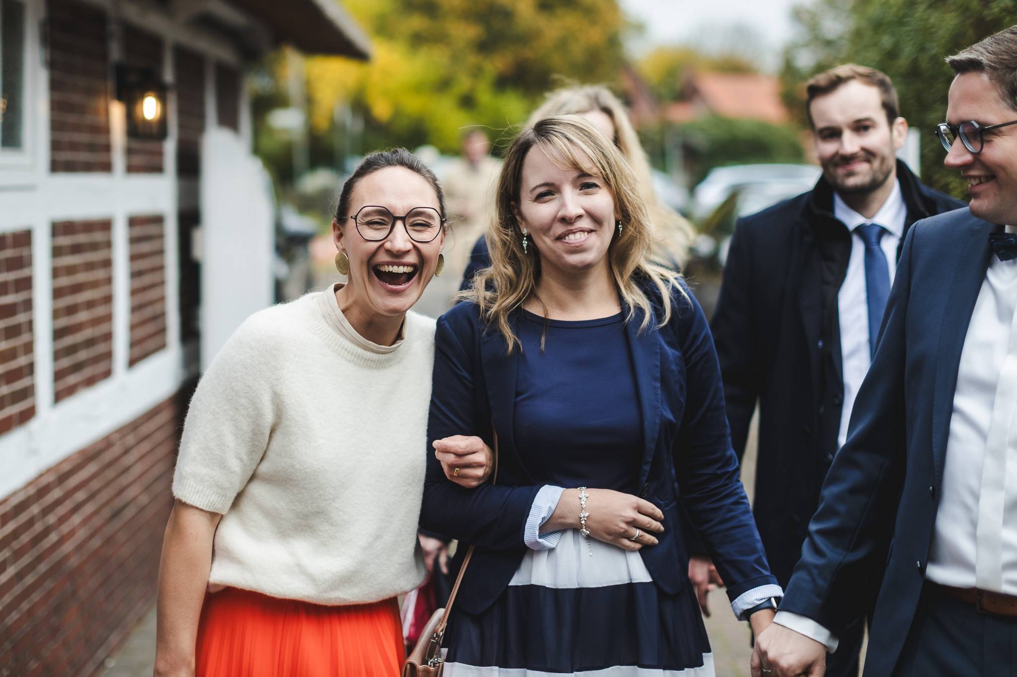 hochzeitsfotograf 2026 – Gäste beim Einzug zur Hochzeit, echte Momente einer modernen Hochzeitsreportage