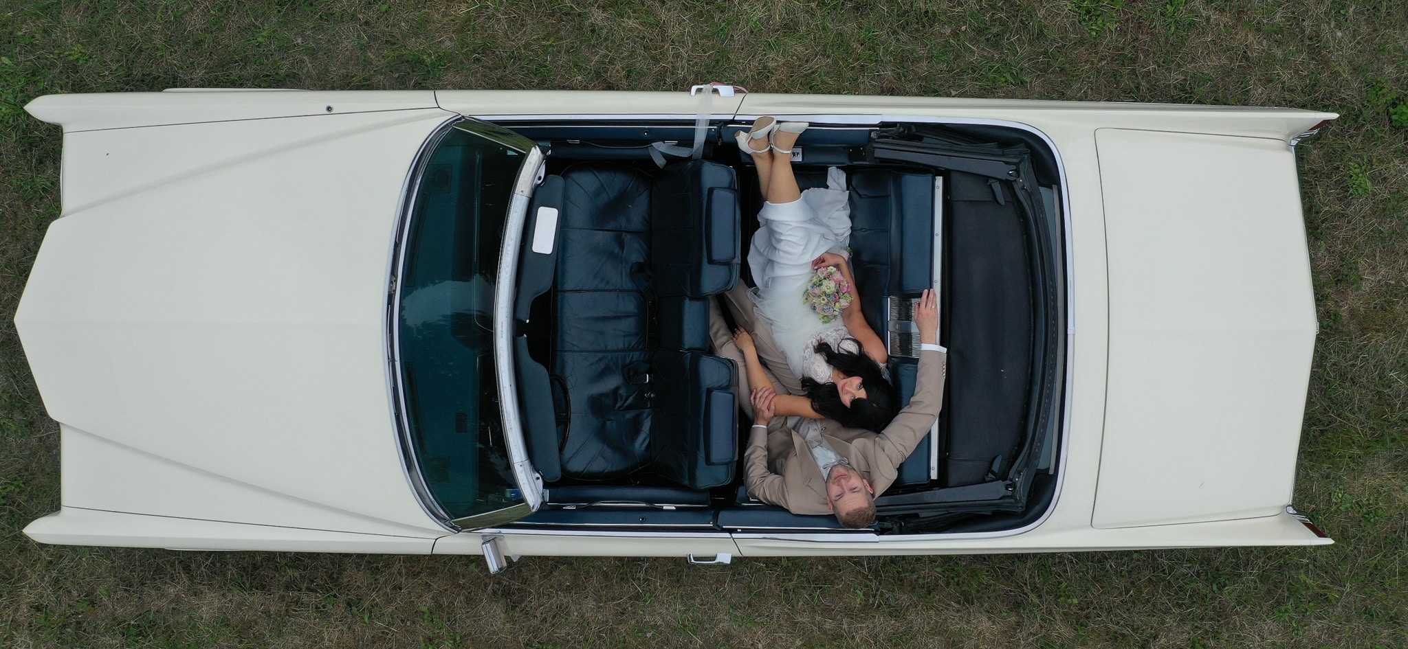 Hero-Image Hochzeitspaar in einem Oldtimer, unbearbeitet